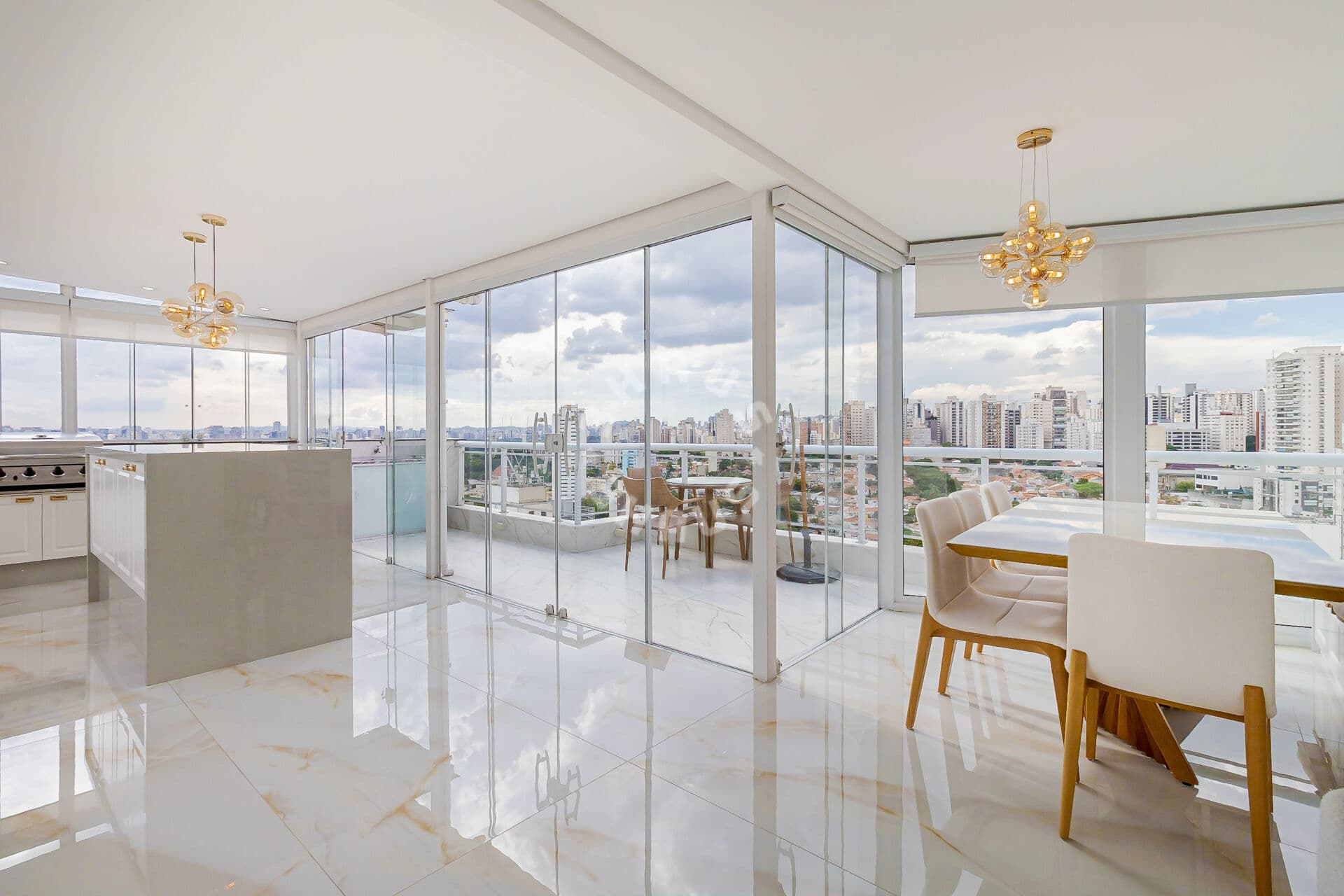 Cobertura Duplex de 191m² na Vila Clementino, 4 dormitórios (sendo 1 suíte), varanda envidraçada, cozinha gourmet. 4 vagas de garagem