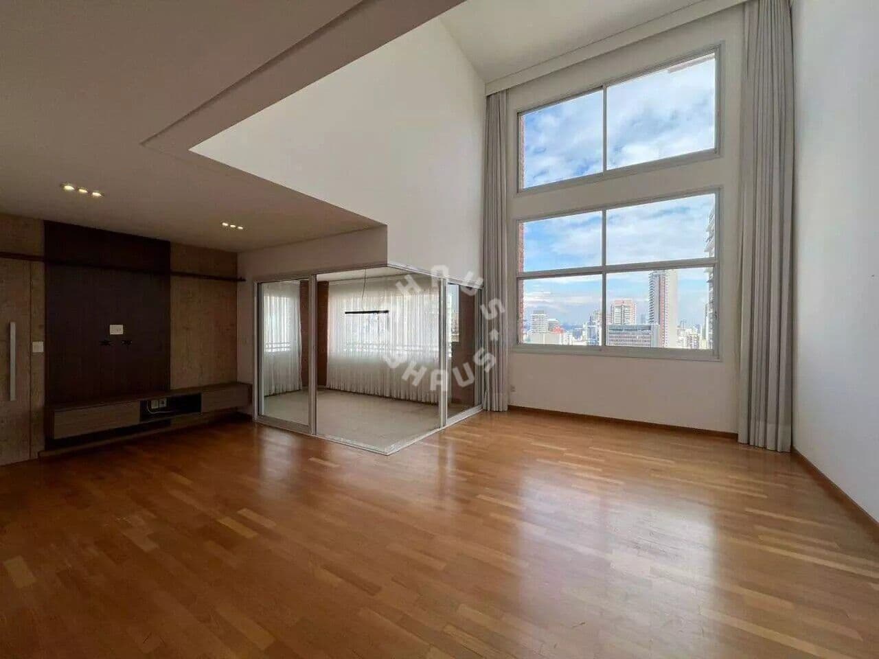 Apartamento duplex de 157m² em Pinheiros, com 3 suítes, varanda envidraçada. 4 vagas + depósito!