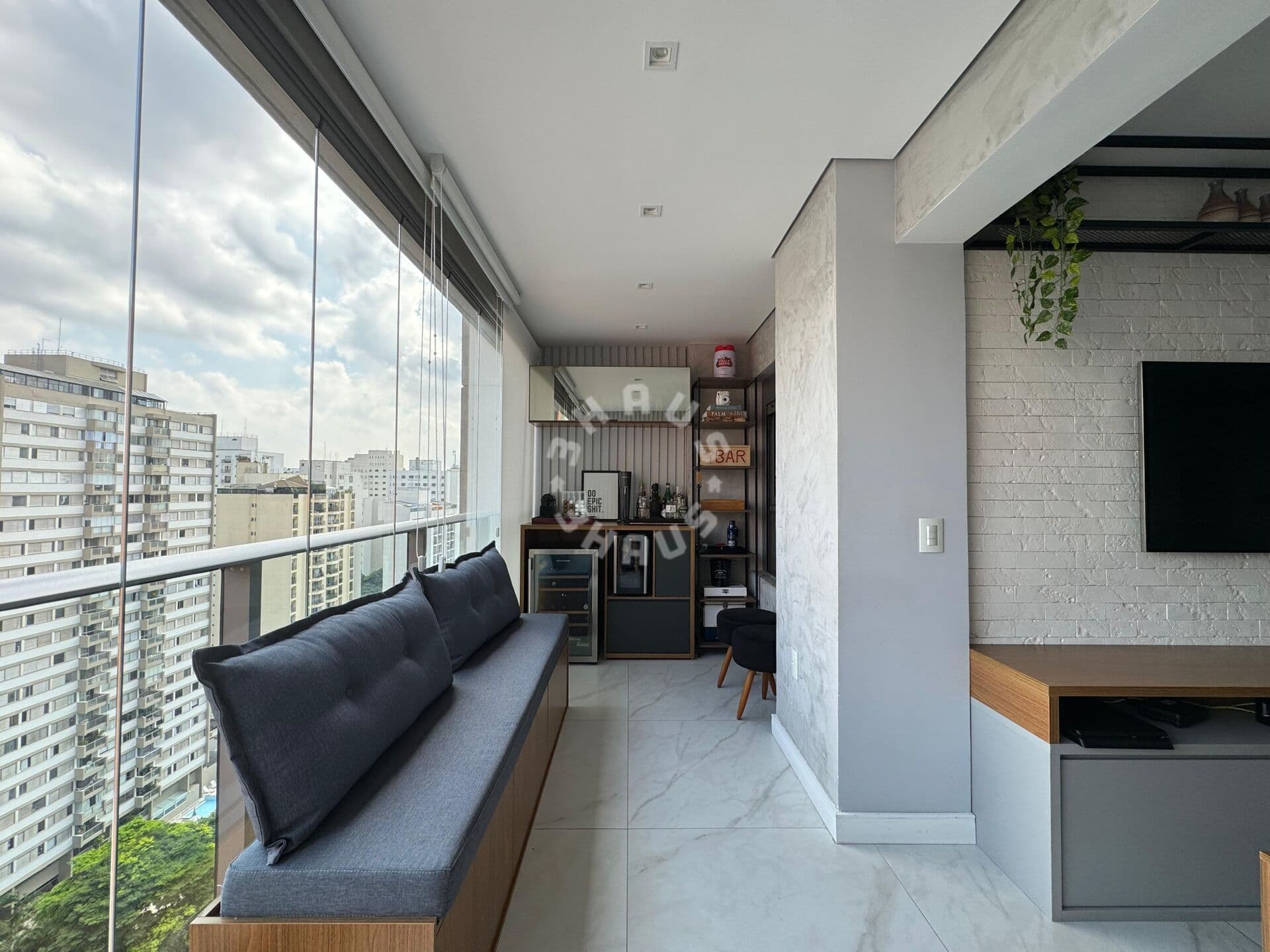 Apartamento de 72m² em Moema, com 2 dormitórios, varanda. 1 vaga de garagem!