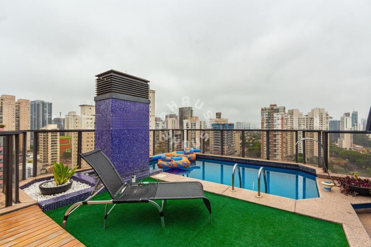 Excelente cobertura tríplex mobiliada no Campo Belo com 911m², 5 dormitórios, piscina, sauna, varanda. 4 vagas de garagem!