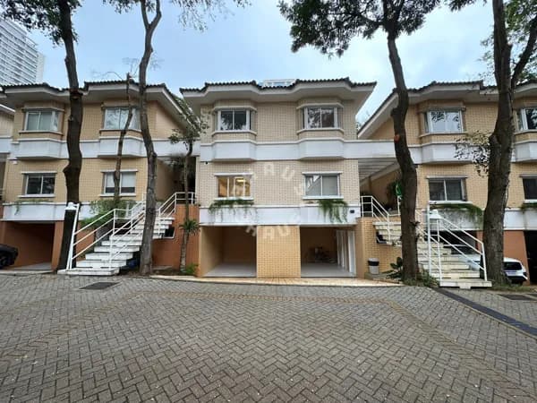 Casa em Condomínio no Campo Belo de 223m², com 04 suítes, hidromassagem, lareira, área de serviço. 05 vagas de garagem + depósito.