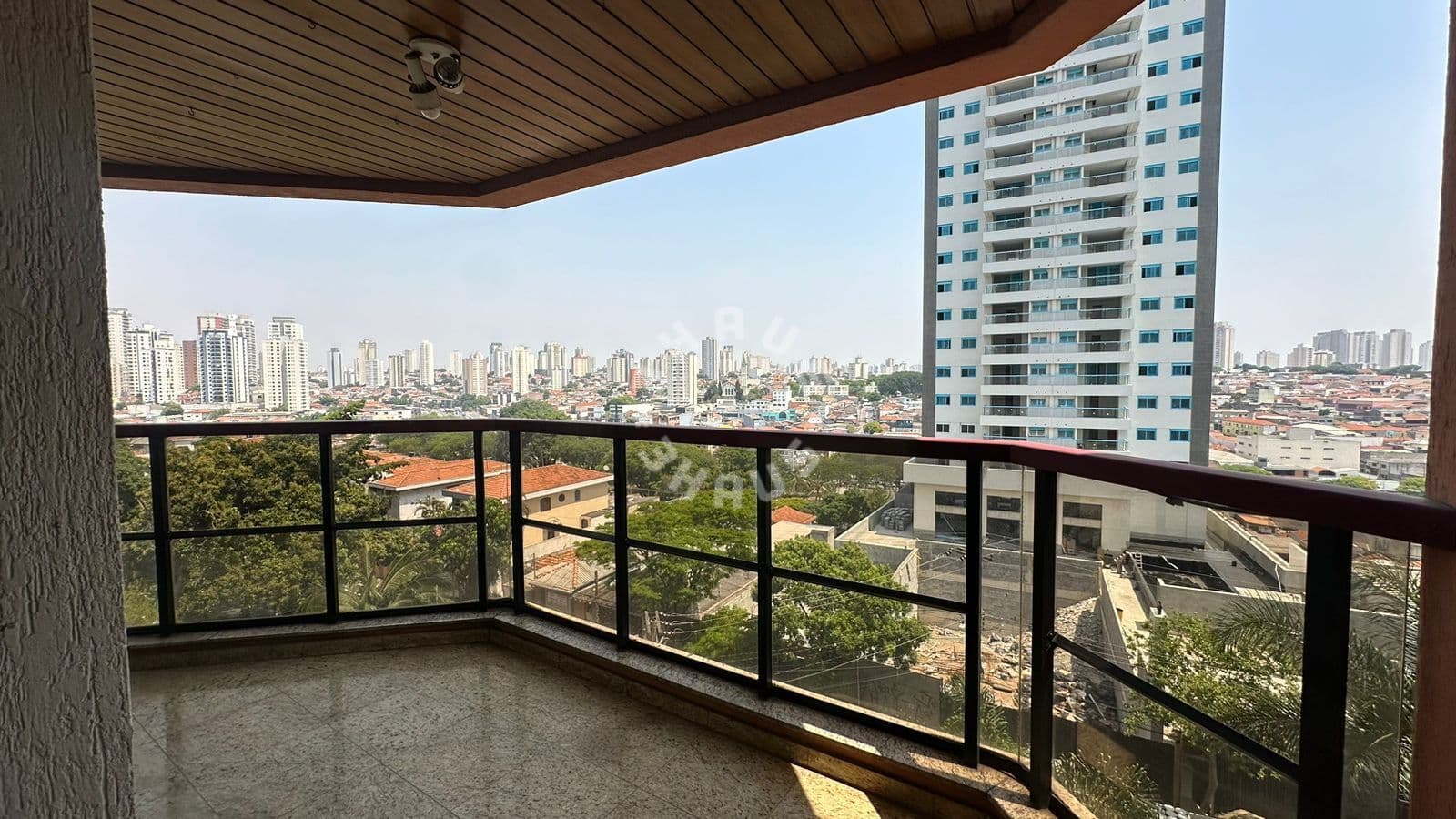 Apartamento no Tatuapé de 117m², com 03 dormitórios (sendo 01 suíte), varanda. 03 vagas de garagem