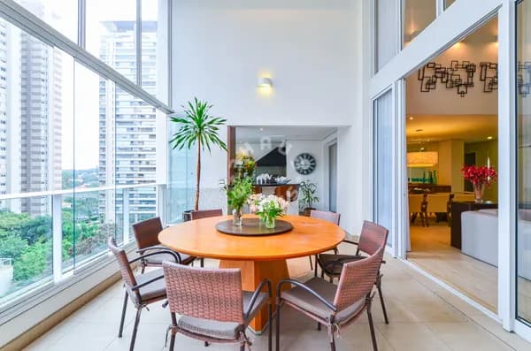 Apartamento de 293m² no Campo Belo, com 4 suítes (sendo a master com banheira, closet), living, área de serviço. 4 vagas de garagem!