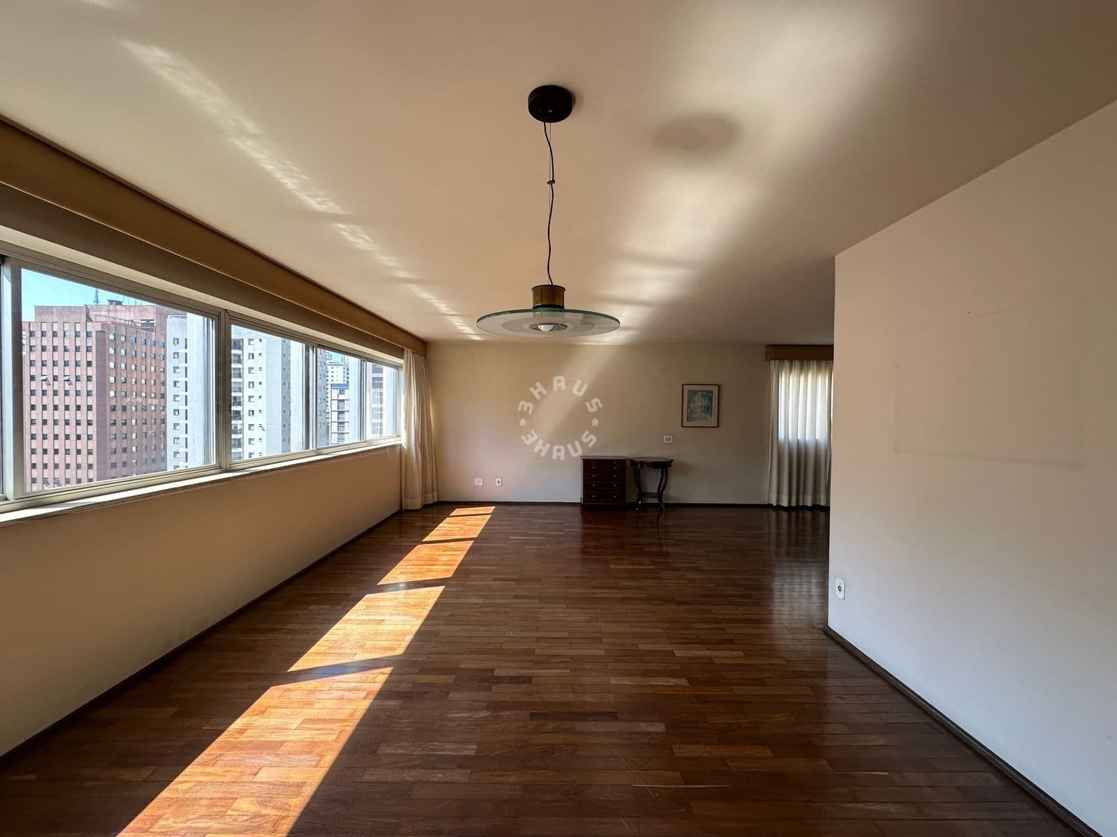 Apartamento de 240m², com 04 dormitórios + 02 vagas de garagem no Jardins!