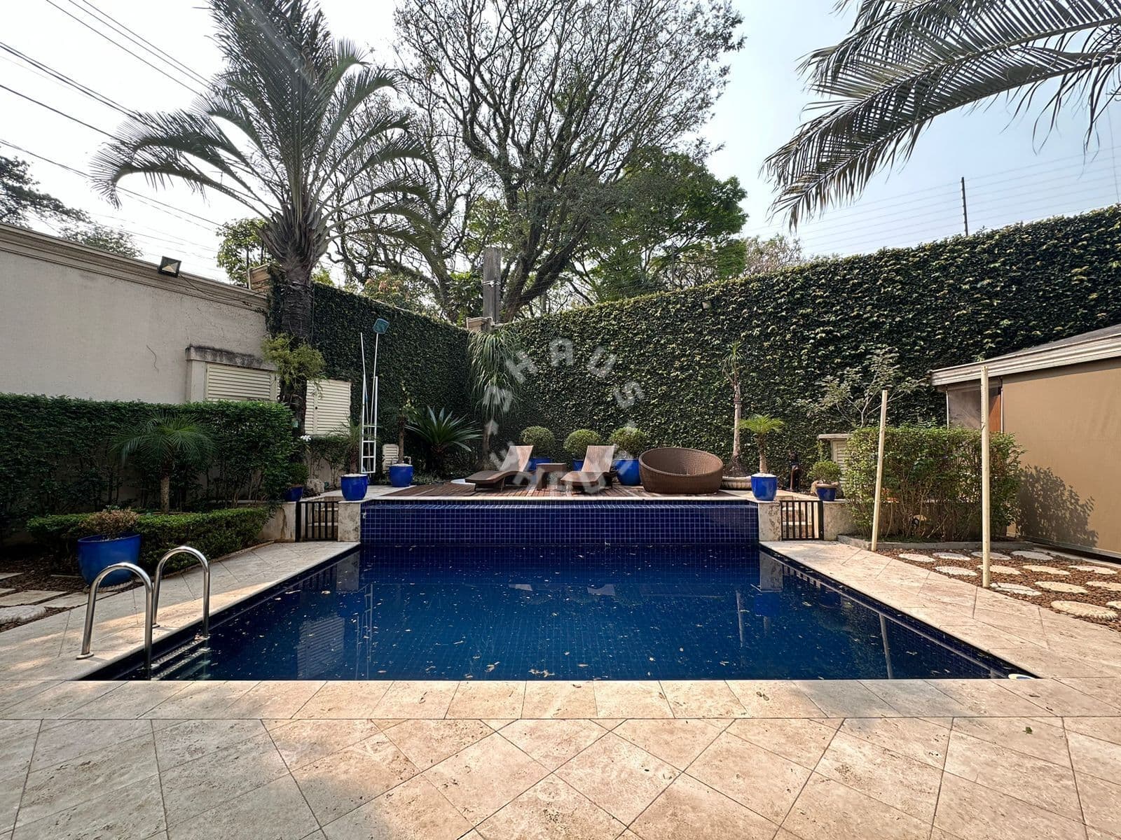 Excelente Casa de 584m² para locação no Alto de Pinheiros, com 05 suítes, closet, lareira, área de serviço. 07 vagas de garagem!