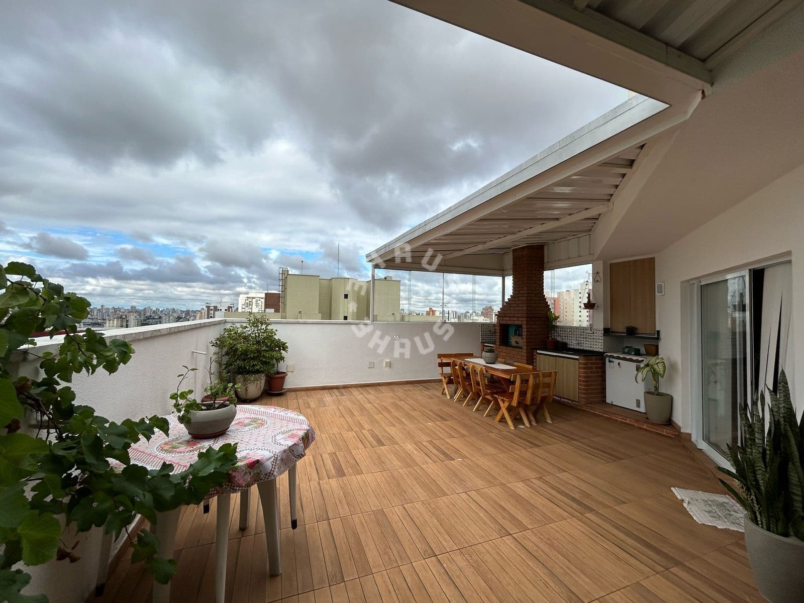 Cobertura Duplex de 131m², com 3 dormitórios, sacada, área gourmet. 2 vagas de garagem!