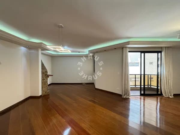 Apartamento de 146m² na Vila Olímpia com 3 suítes, varanda, living com lareira. 2 vagas + depósito!