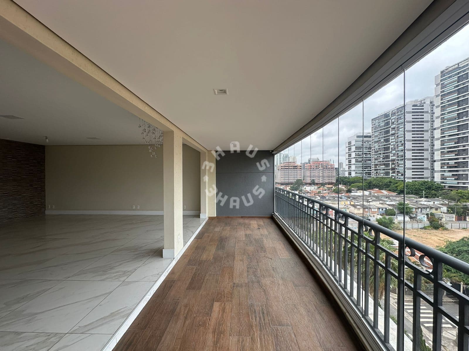 Apartamento no Brooklin de 172m², com 03 suítes, varanda com fechamento de vidro. 03 vagas de garagem!