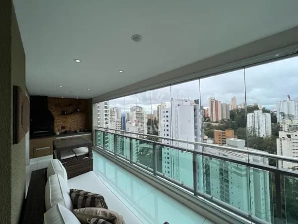 Apartamento para Venda de 119m² com 03 suítes, 05 banheiros, sala de jantar e estar, varanda gourmet fechada com vidros, cozinha grande, área de serviço. 02 vagas + depósito!