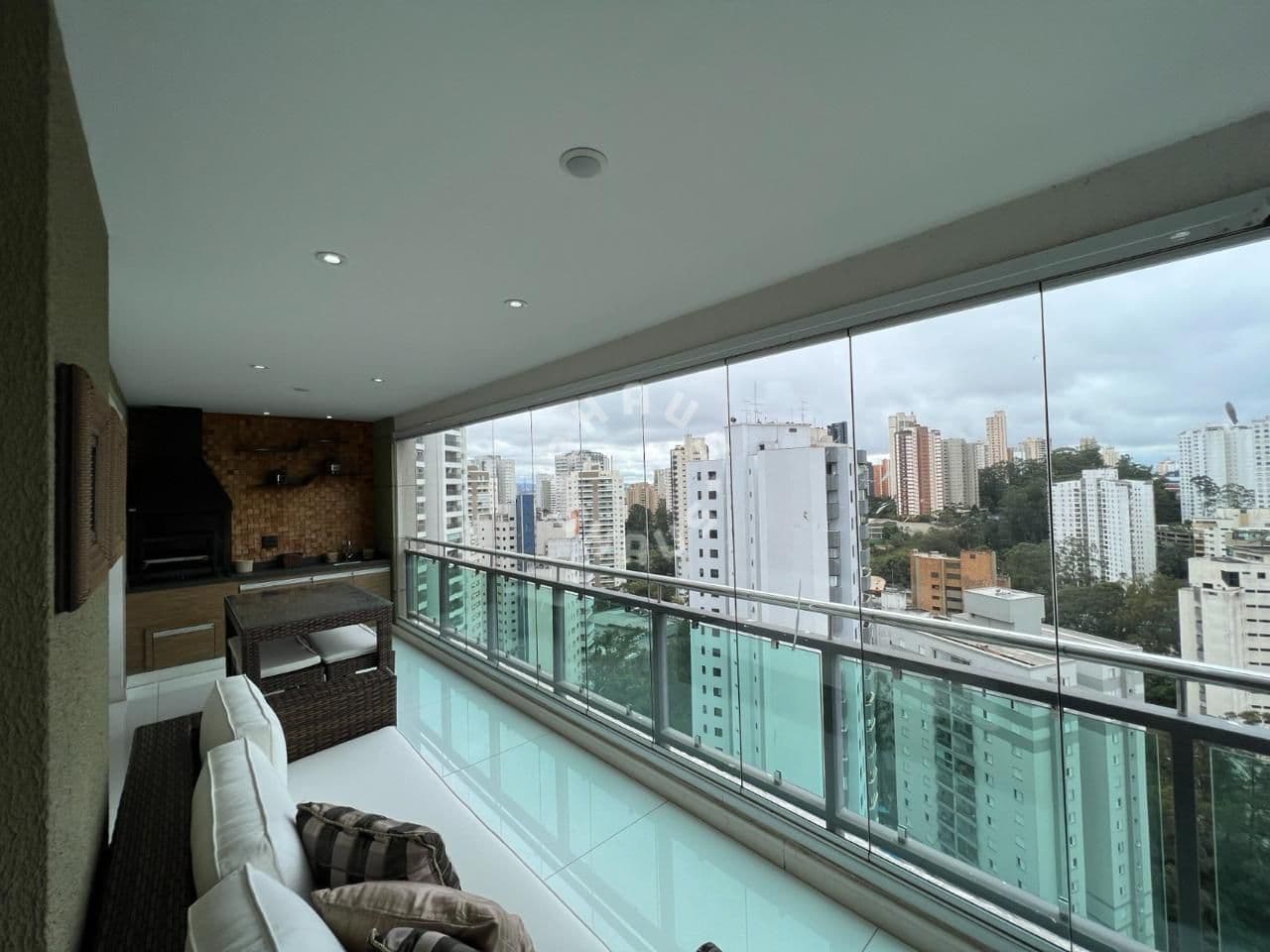 Apartamento para Venda de 119m² com 03 suítes, 05 banheiros, sala de jantar e estar, varanda gourmet fechada com vidros, cozinha grande, área de serviço. 02 vagas + depósito!