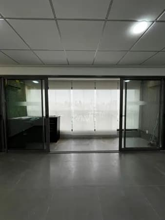 Sala comercial de 46m² no Tatuapé, com varanda e 1 vaga de garagem no prédio mais alto de São Paulo.