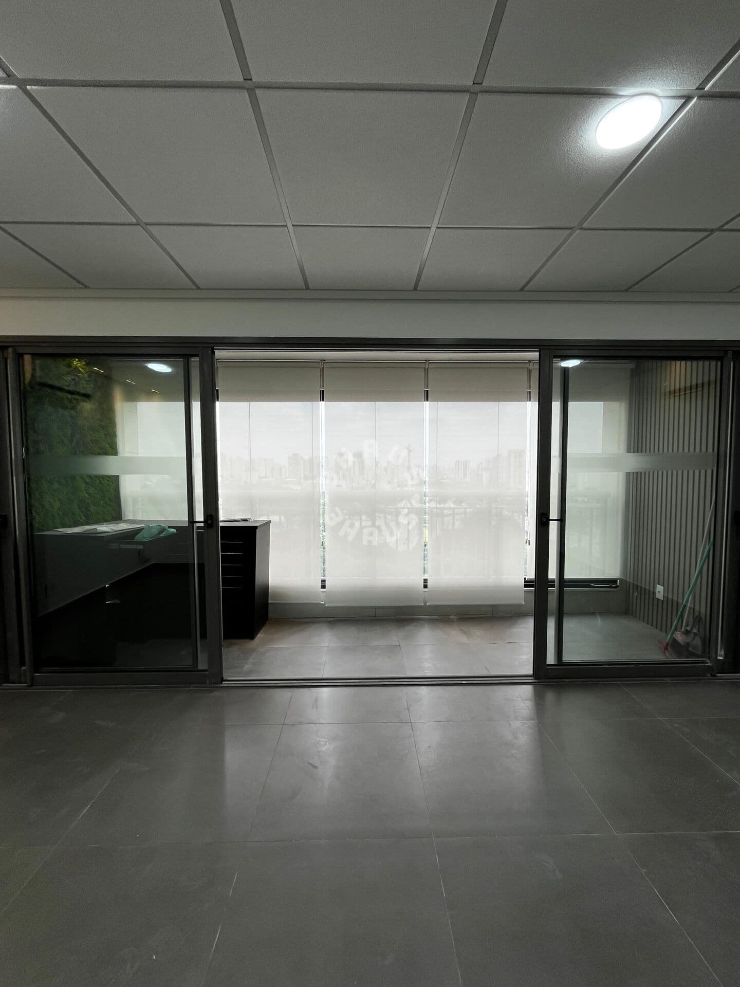 Sala comercial de 46m² no Tatuapé, com varanda e 1 vaga de garagem no prédio mais alto de São Paulo.
