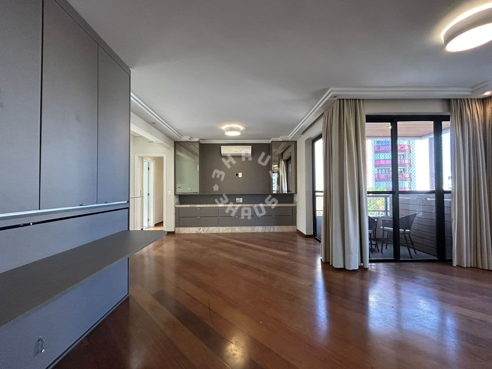 Apartamento mobiliado na Vila Mariana, com 116 m², 3 dormitórios (sendo 1 suíte), varanda. 3 vagas!