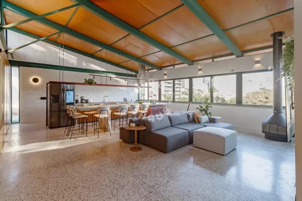 Excelente Casa na Vila Madalena de 266m², com 3 suítes, lareira, hidromassagem. 4 vagas de garagem!