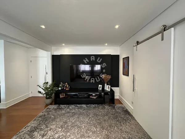 Apartamento em Moema de 105m², com 03 dormitórios sendo 01 suíte, hidromassagem, escritório, área de serviço. 01 vaga de garagem.
