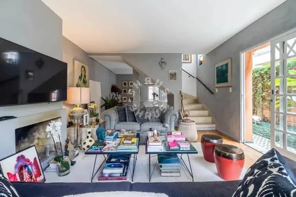 Casa na Vila Nova Conceição, com 160m², 2 suítes, sala com lareira, jardim. 1 vaga!