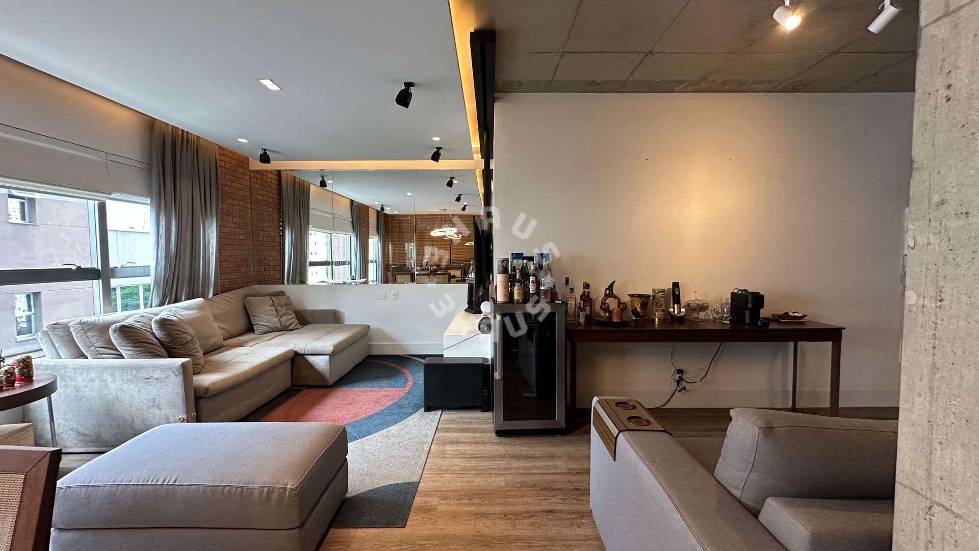 Apartamento MaxHaus mobiliado de 70m² no Itaim Bibi, com 1 suíte, living amplo. 2 vagas!