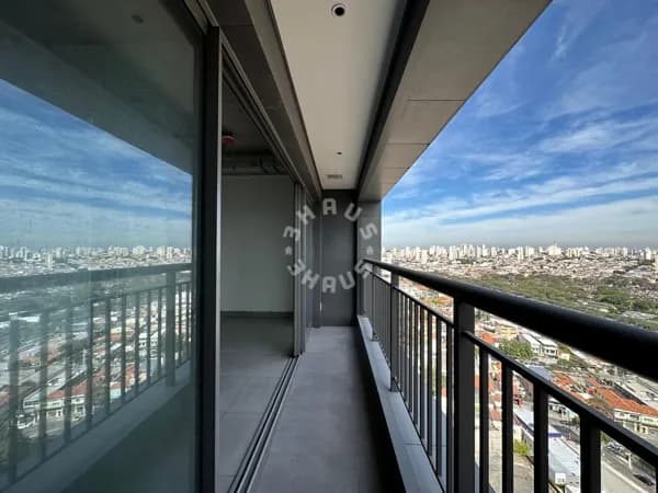 Sala comercial de 36m² com 2 banheiros, 1 vaga, andar alto, serviço de valet e ao lado do Metrô.