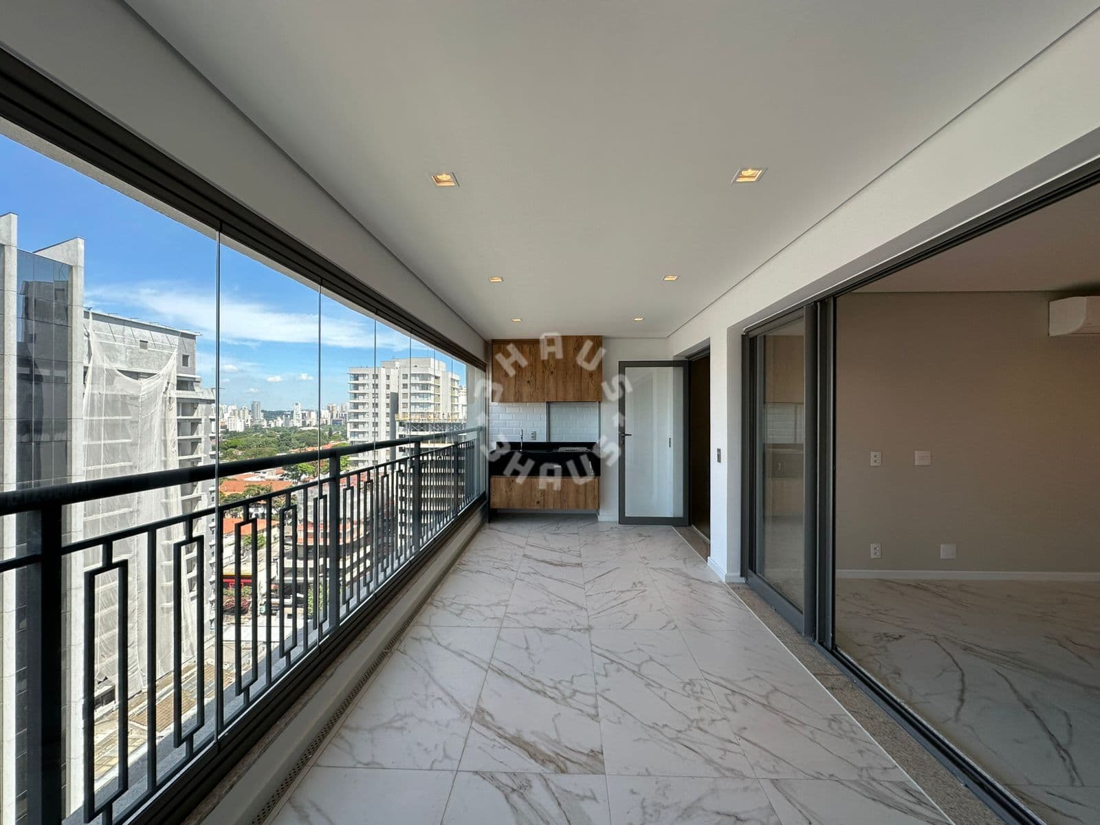 Apartamento de 149m² em Moema, com 03 suítes, living amplo, varanda gourmet. 02 vagas de garagem.