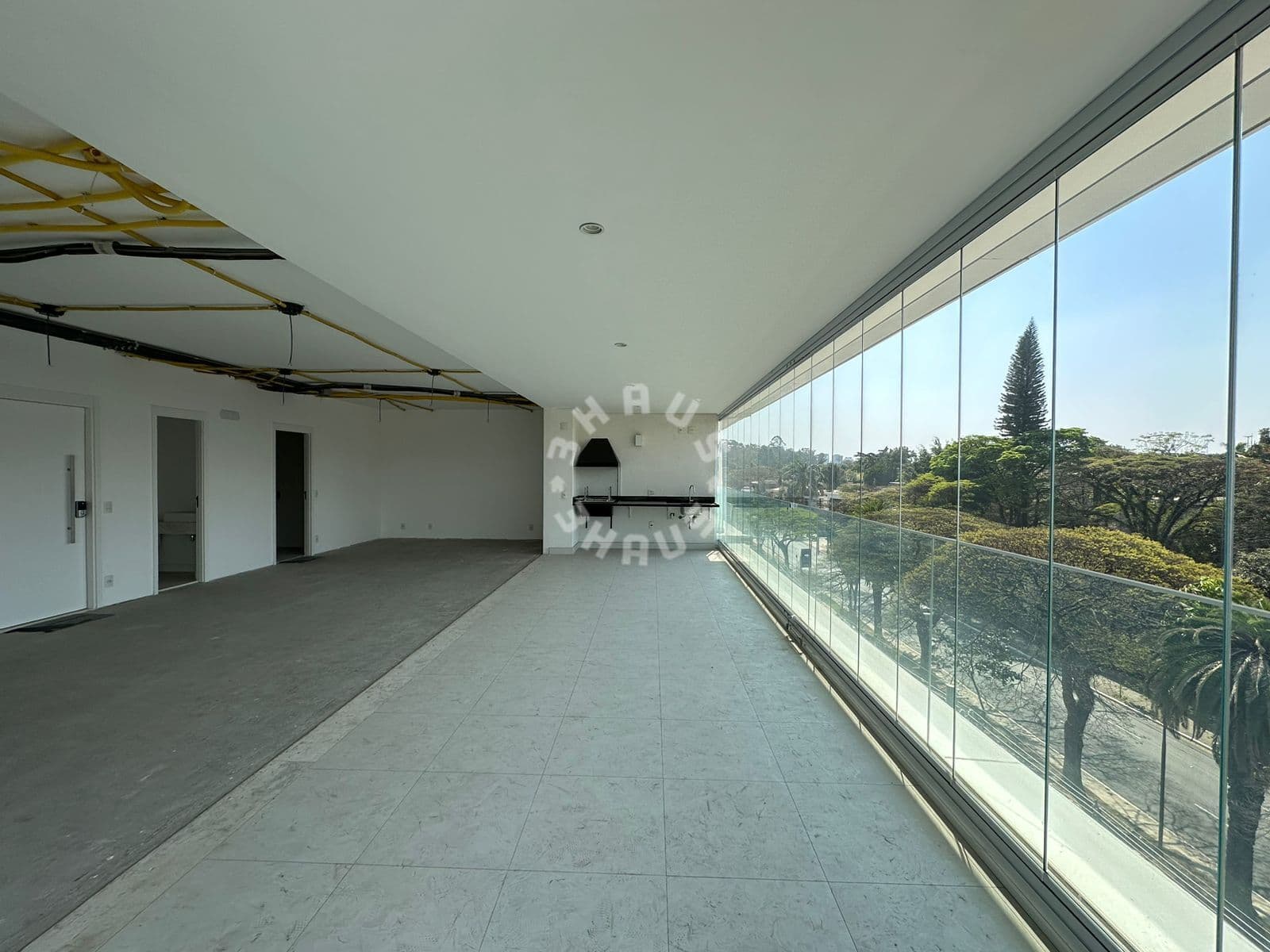 Apartamento de 186m² em Moema, 02 suítes, living 02 ambientes, varanda gourmet, área de serviço. 03 vagas de garagem + depósito.