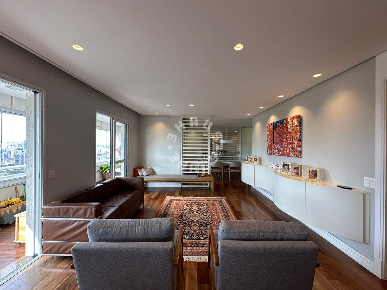 Apartamento de 182m² no Real Parque, com 3 suítes, escritório, varanda. 3 vagas + depósito!