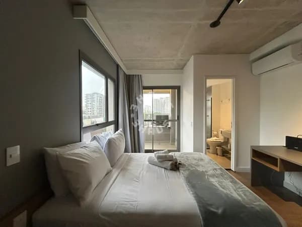 Studio mobiliado de 24m² em Moema, com 1 suíte, varanda e ventilação natural.