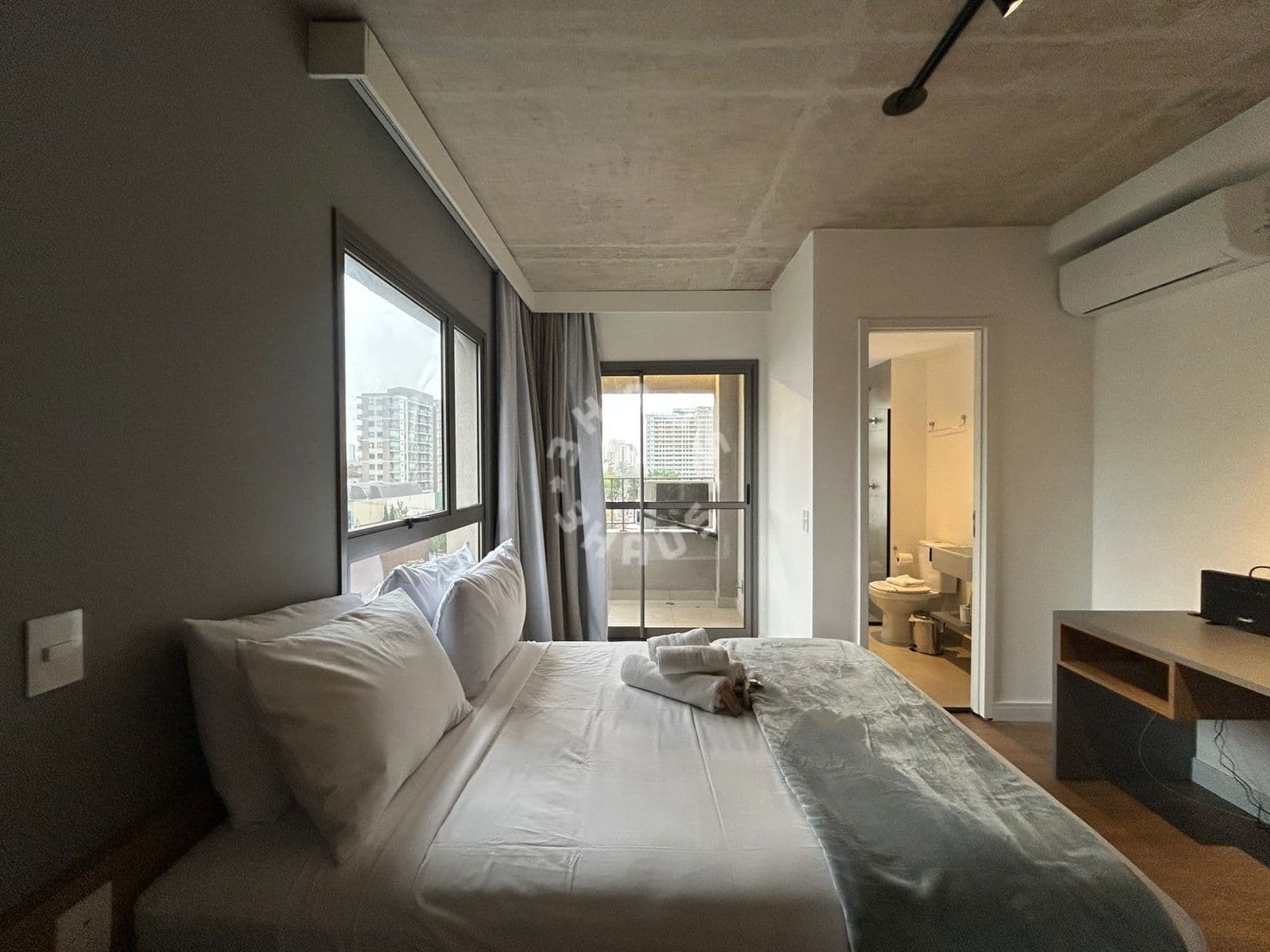 Studio mobiliado de 24m² em Moema, com 1 suíte, varanda e ventilação natural.