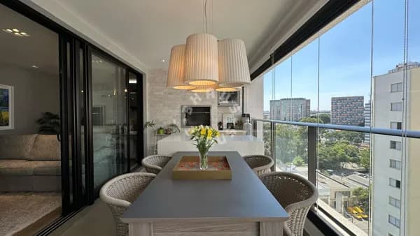 Apartamento de 100m² no Campo Belo, com 02 dormitórios (sendo 01 suíte), varanda gourmet. 02 vagas de garagem + depósito!