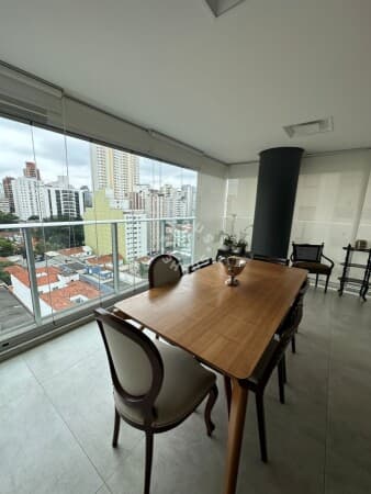 Apartamento de 90m² com 02 suítes com terraço, 02 banheiros, sociais varanda gourmet, lavabo, sala de estar, cozinha grande, área de serviço. 02 vagas de garagem + depósito!