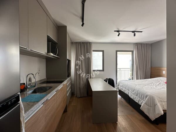 Studio mobiliado de 25m² com varanda e ar condicionado, à venda e pronto para morar em Moema!