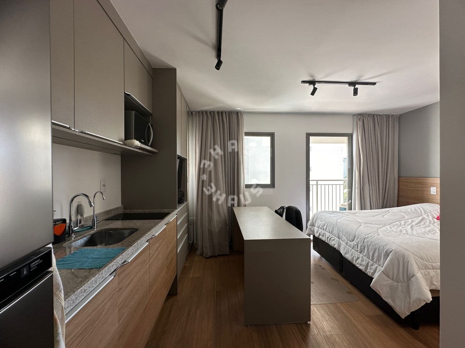 Studio mobiliado de 25m² com varanda e ar condicionado, à venda e pronto para morar em Moema!