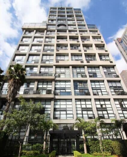 Apartamento duplex de 50m² no Itaim Bibi com 01 dormitório, 01 banheiro, cozinha americana, sala de TV, sacada, ar condicionado, armários embutidos (cozinha, banheiro e quarto). 01 vaga de garagem.