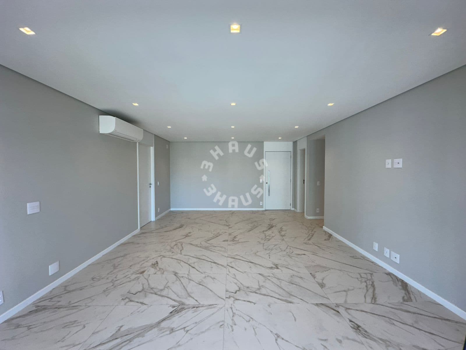 Apartamento de 149m² para locação em Moema, com 03 suítes, living amplo, varanda gourmet. 02 vagas de garagem.
