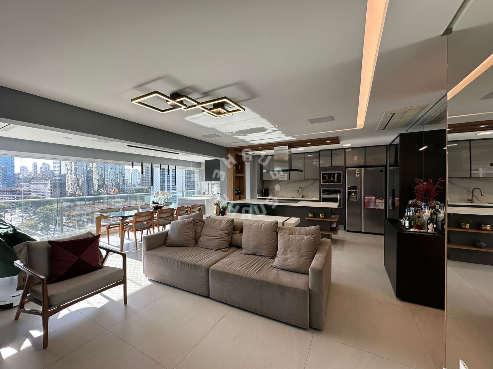 Apartamento mobiliado de 132m² no Brooklin, com 3 dormitórios (sendo 2 suítes), varanda gourmet. 2 vagas de garagem!
