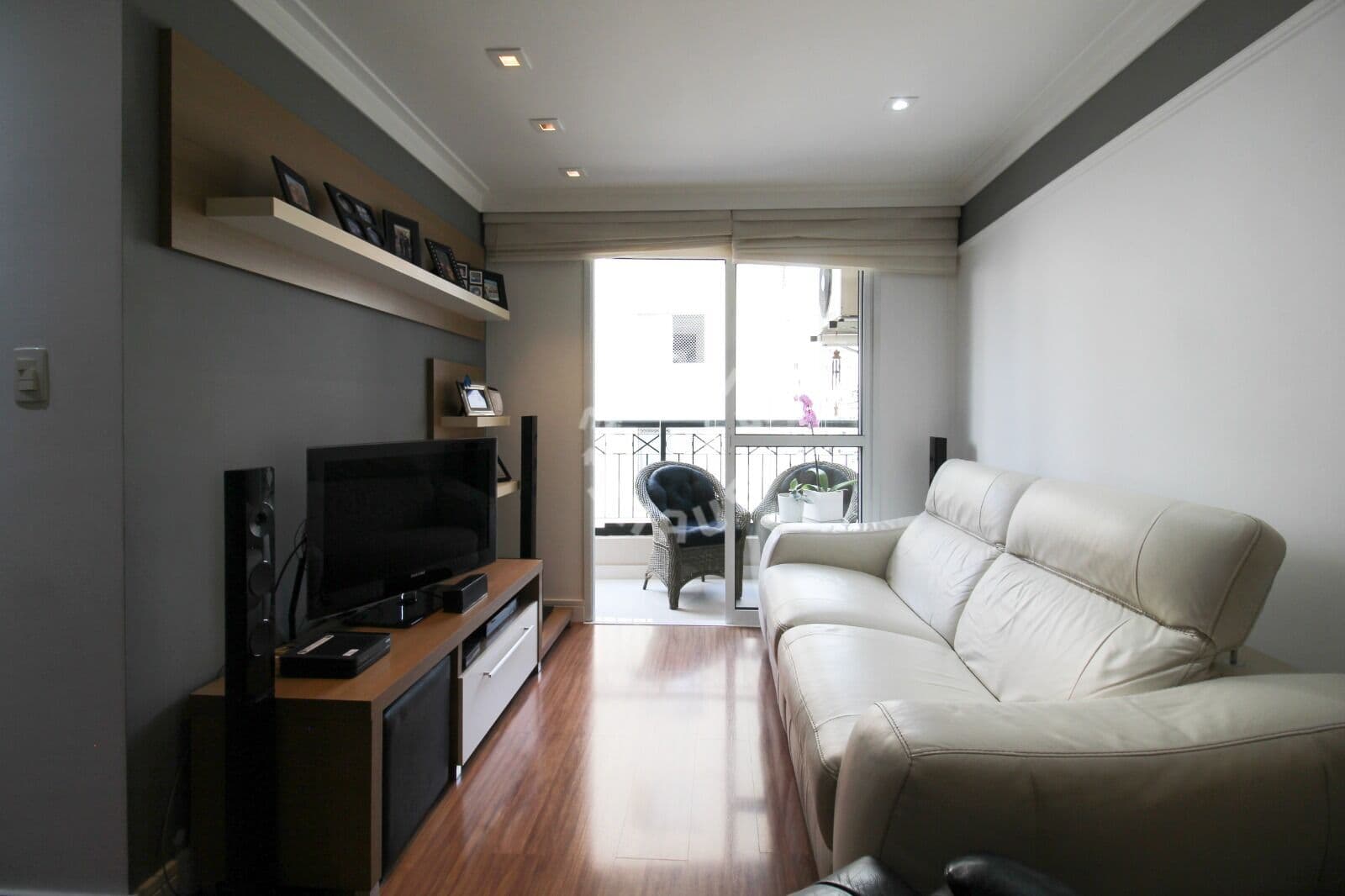 Apartamento na Vila Nova Conceição de 60m², com 02 dormitórios (sendo 01 suíte), varanda. 01 vaga de garagem.