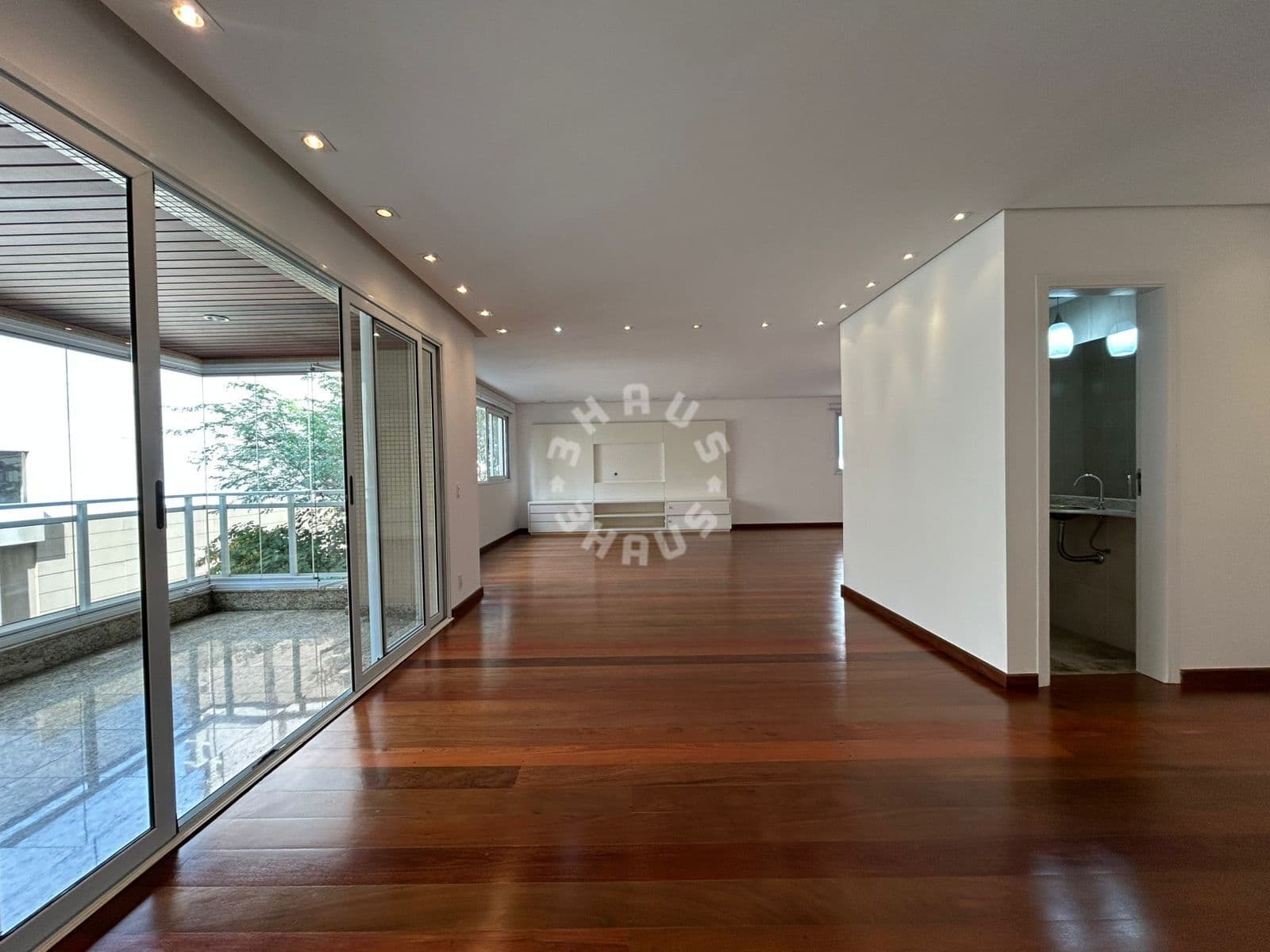 Apartamento no Itaim Bibi, com 300m², 4 suítes, varanda. 3 vagas de garagem.