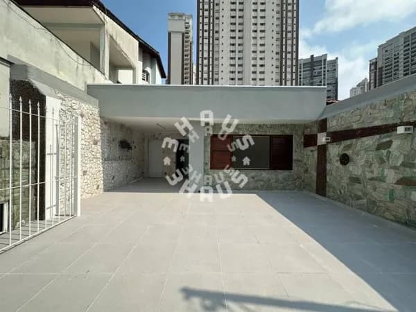 Casa de vila no Tatuapé com 170m², 3 dormitórios, 2 vagas de garagem e toda reformada.