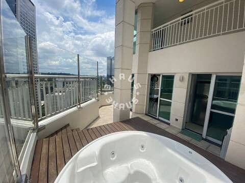 Cobertura Duplex de 123m² com 2 suítes, jacuzzi, 2 vagas de garagem e pronto para morar.