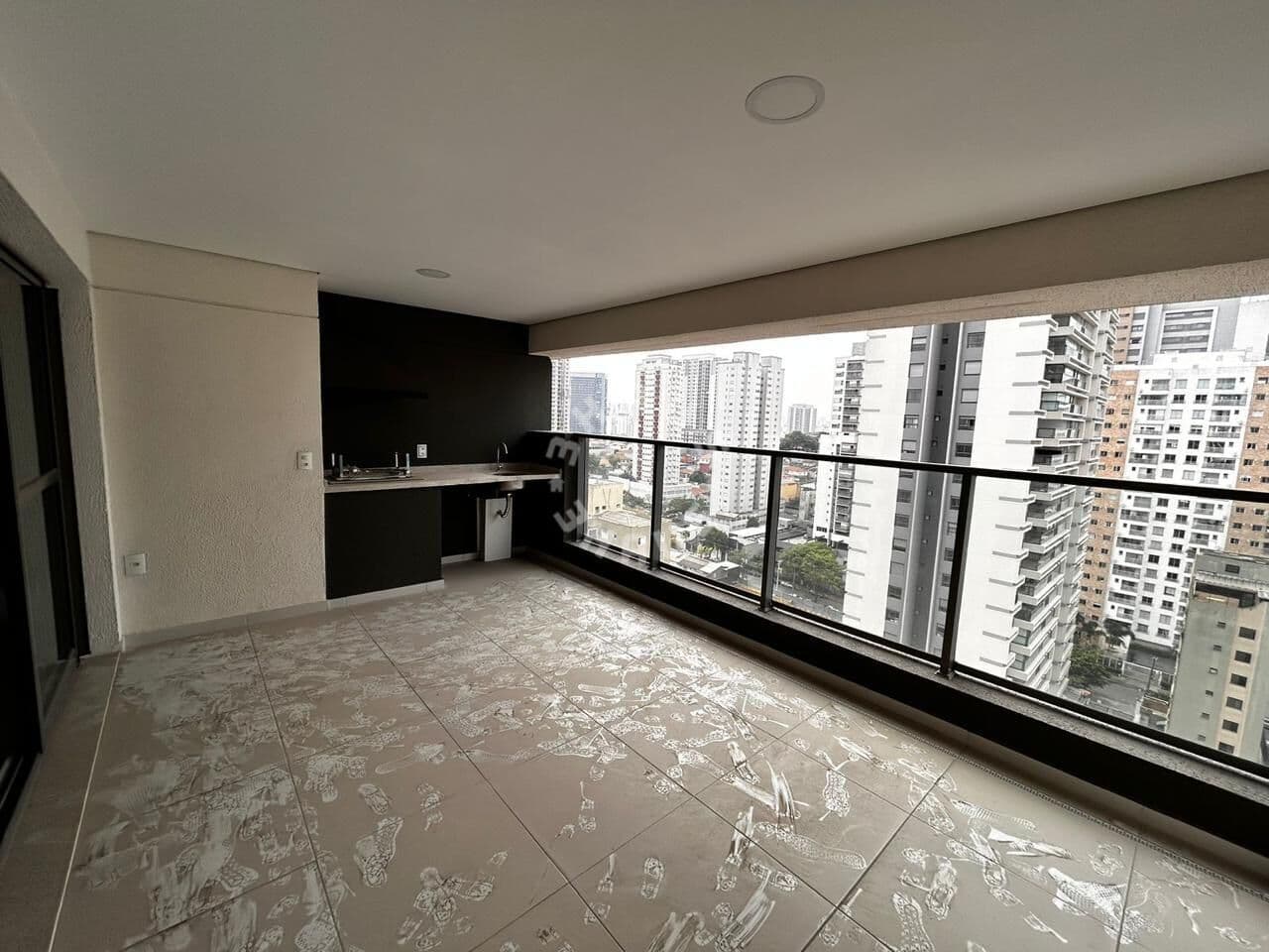 Apartamento no Ipiranga de 105m², com 3 dormitórios (sendo 2 suítes), varanda gourmet. 2 vagas de garagem!
