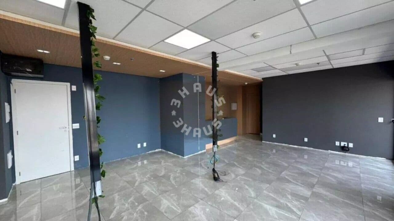Sala para locação de 88m² com amplo espaço, varanda + 2 vagas no Tatuapé - SP.