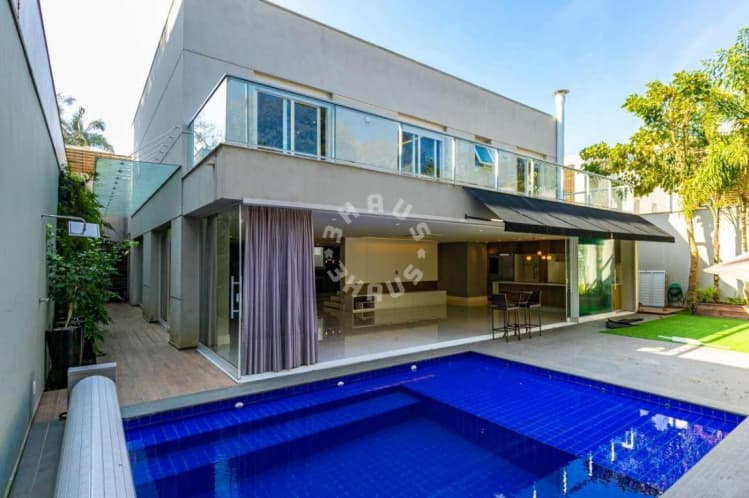 Casa em Condomínio para venda de 600m², 03 suítes sendo uma master com banho Sr./Sra., closet, hidromassagem, living amplo voltado para piscina. 05 vagas de garagem