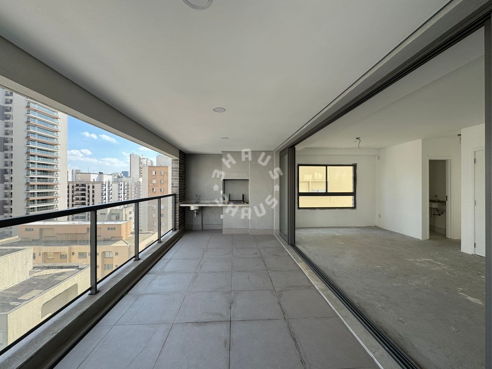 Apartamento de 141 m² no Brooklin, com 3 suítes, varanda gourmet. 2 vagas de garagem!
