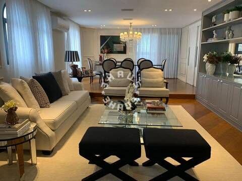 Apartamento de 250m² em Moema com 4 suítes, 5 banheiros, varanda gourmet, 4 vagas e todo reformado.