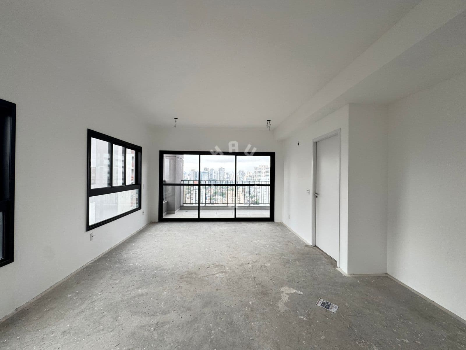 Cobertura duplex de 140 m² no Brooklin, com 4 suítes, varanda. 2 vagas de garagem.