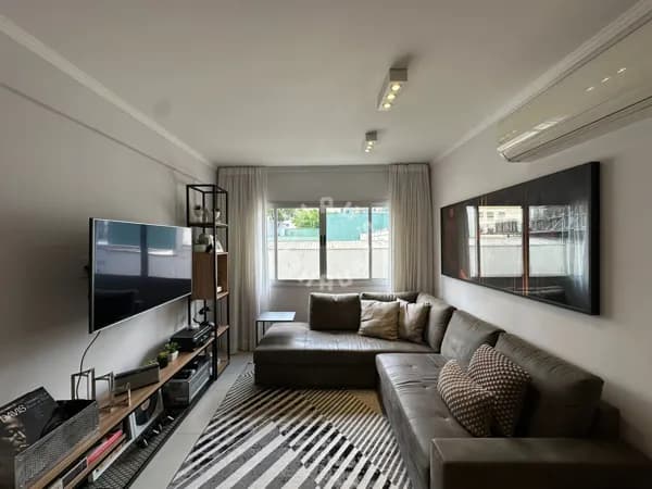 Apartamento mobiliado em Moema, com 2 suítes e sala ampla.