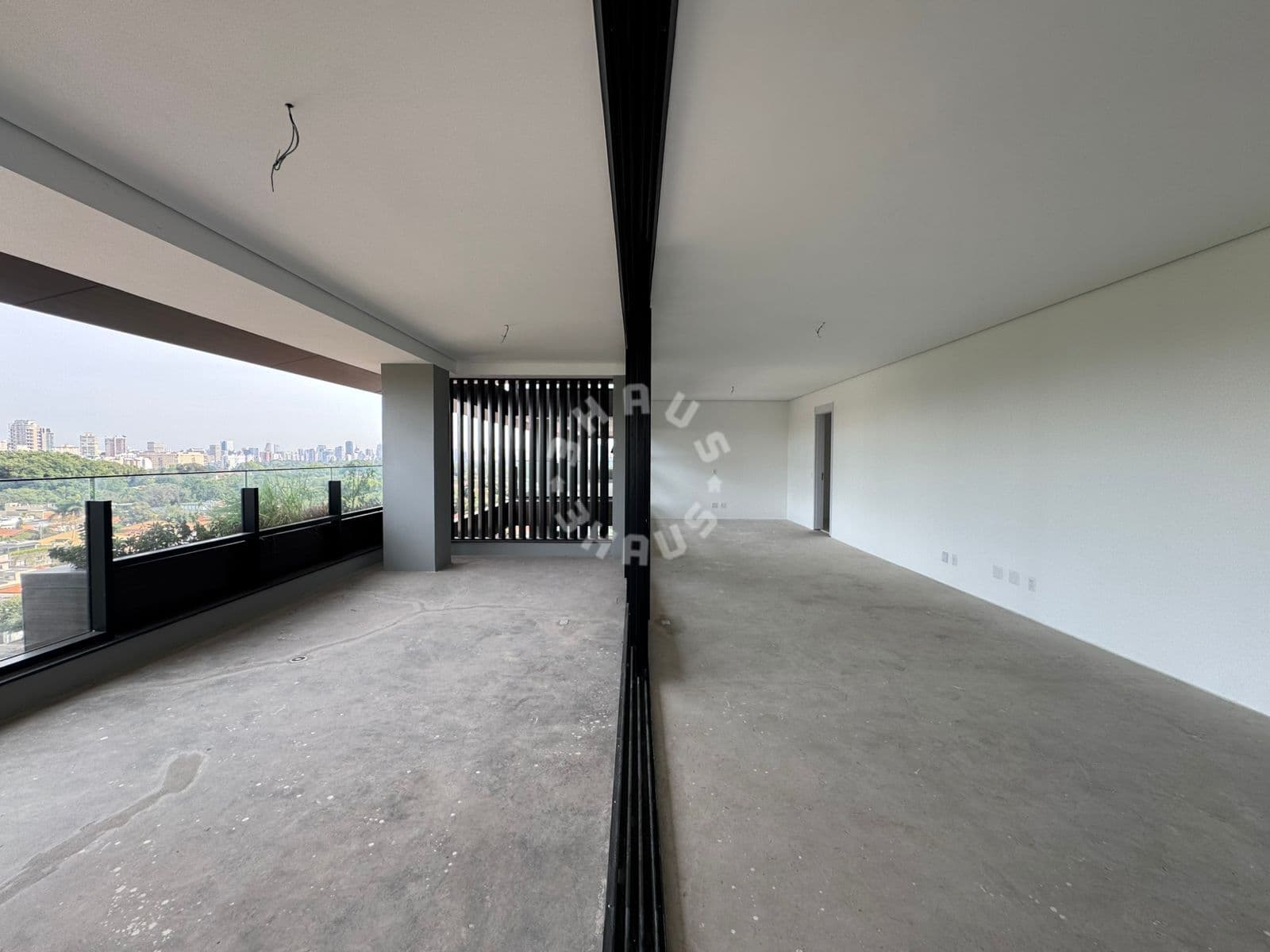 Apartamento alto padrão no Ibirapuera com 301m², 4 suítes, varanda. 4 vagas de garagem!