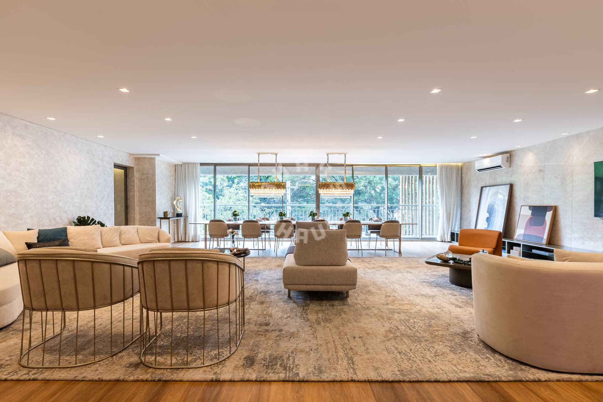 Apartamento de alto padrão em Moema, com 252m², 4 suítes, varanda, amplo living. 4 vagas de garagem!