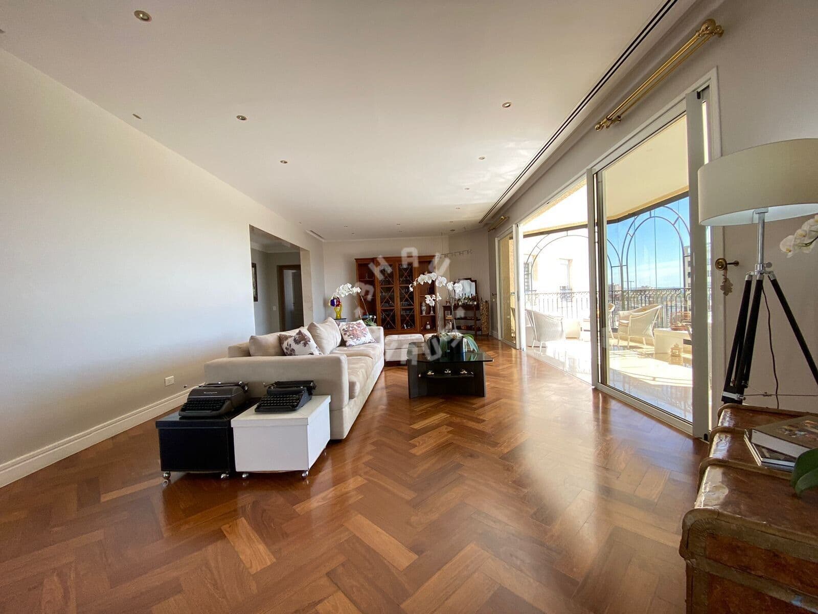 Apartamento de 350m², com 4 suítes, 5 vagas de garagem, varanda, lareira e banheira à venda no Panamby!