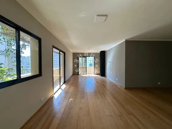 Apartamento alto padrão no Itaim Bibi com 209m², 3 suítes, varanda. 3 vagas + depósito!