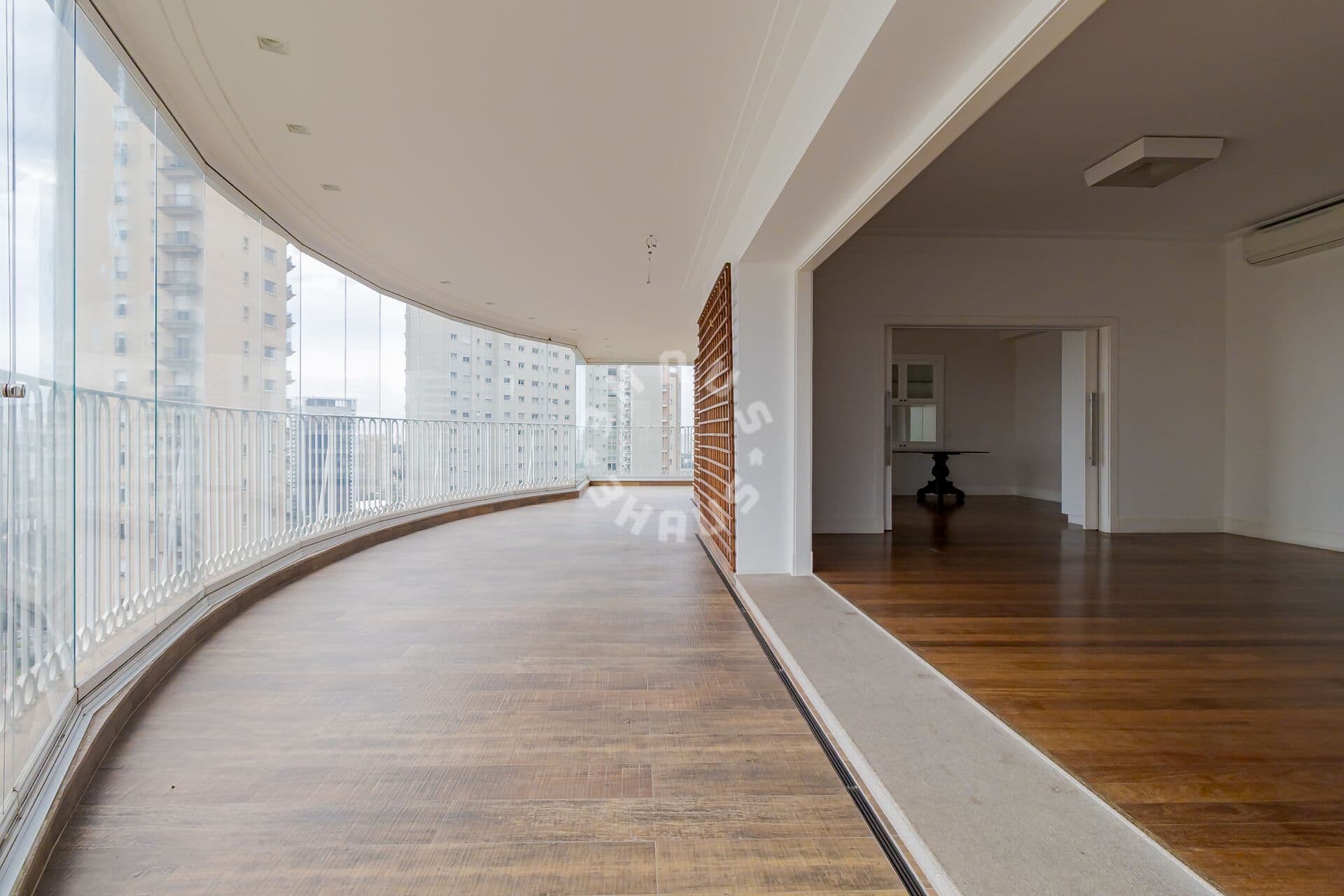 Apartamento de alto padrão no Panamby, com 427m², 4 suítes, varanda gourmet. 5 vagas de garagem!